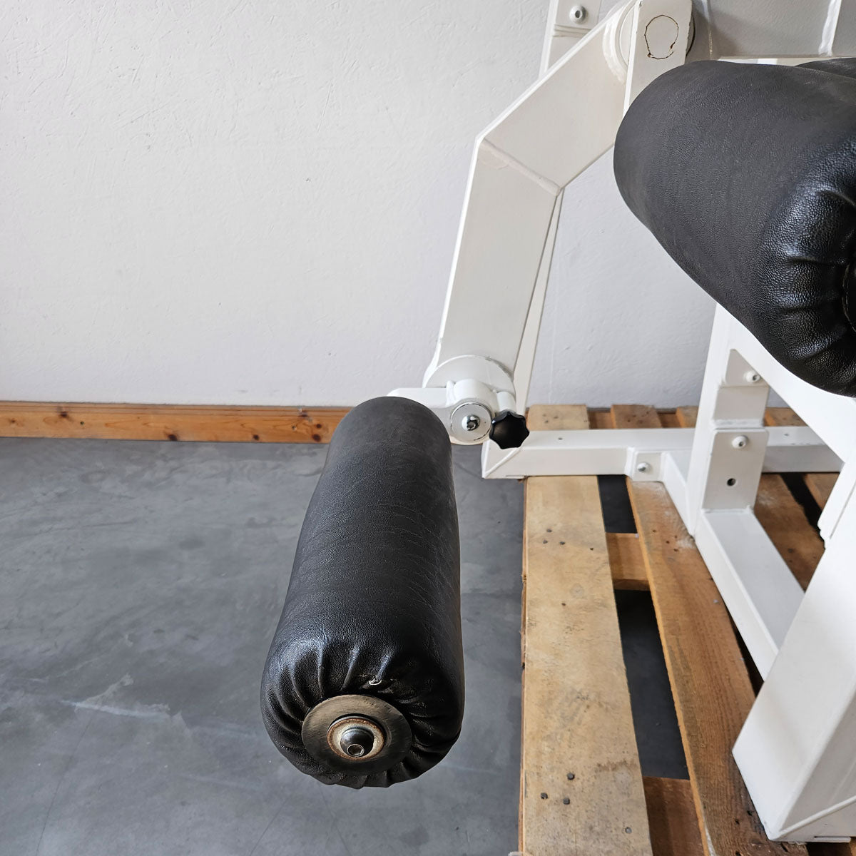 Gym80 Bauchmaschine, Klappmesser, Abdominal Crunch, Oldschool Bodybuilding Kraftgerät - Edition oder Classic Line, Rahmenfarbe Weiß, gebraucht mit Gebrauchsspuren