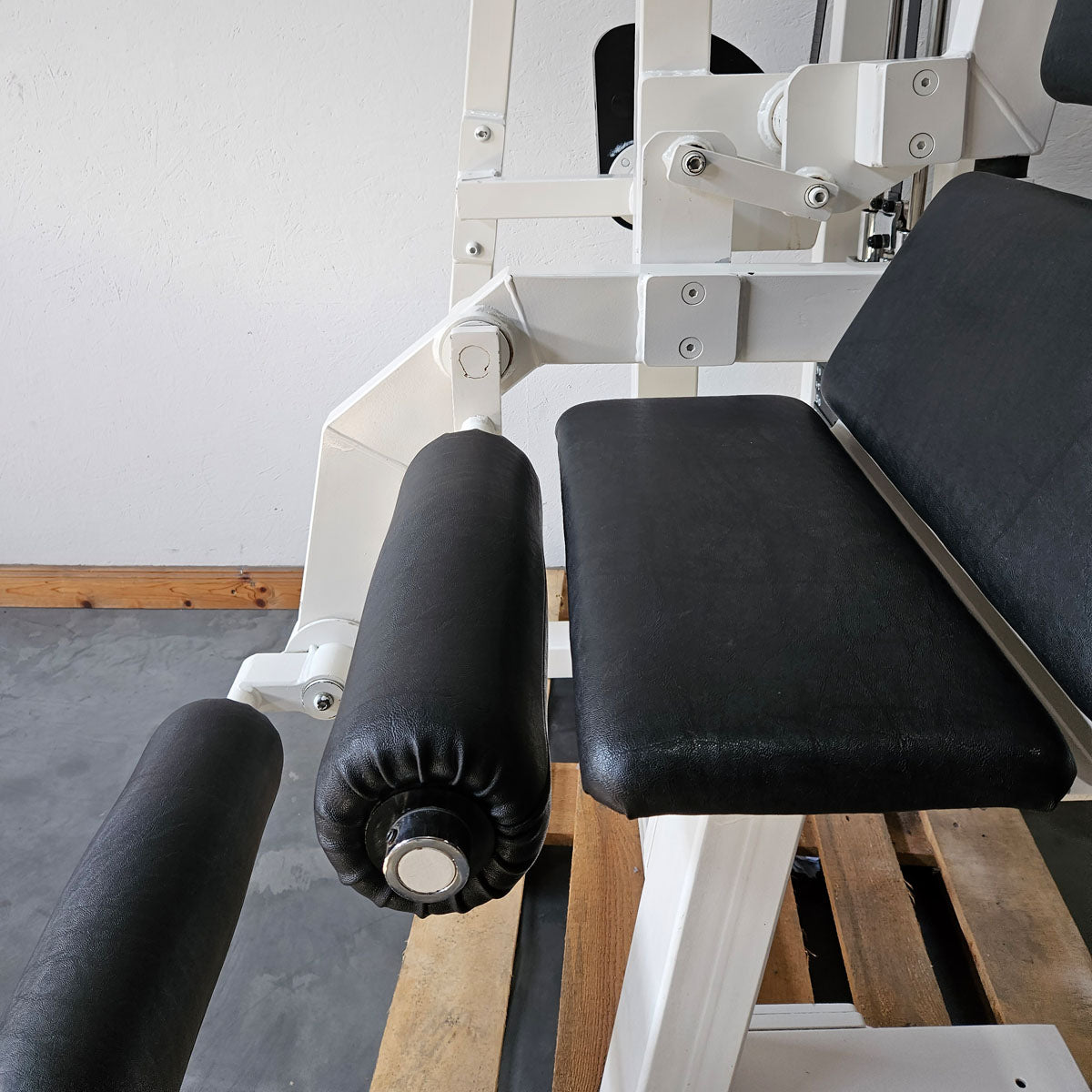 Gym80 Bauchmaschine, Klappmesser, Abdominal Crunch, Oldschool Bodybuilding Kraftgerät - Edition oder Classic Line, Rahmenfarbe Weiß, gebraucht mit Gebrauchsspuren