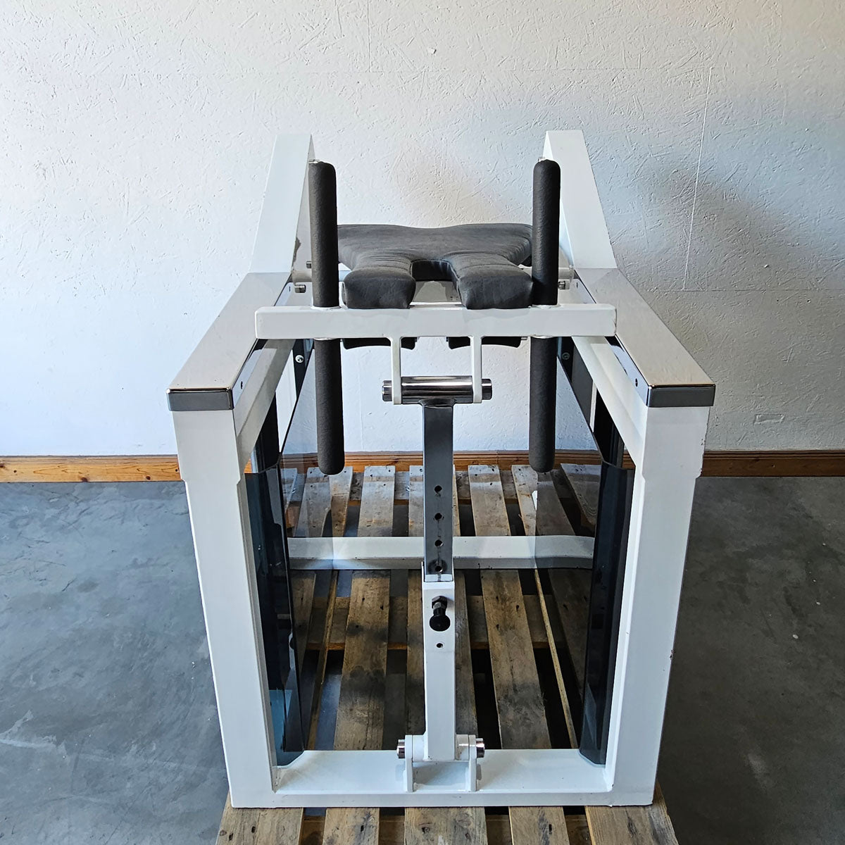 Bruns buttock machine, standing glute machine, glute isolator raise, old school bodybuilding strength machine, white frame, used with signs of wear