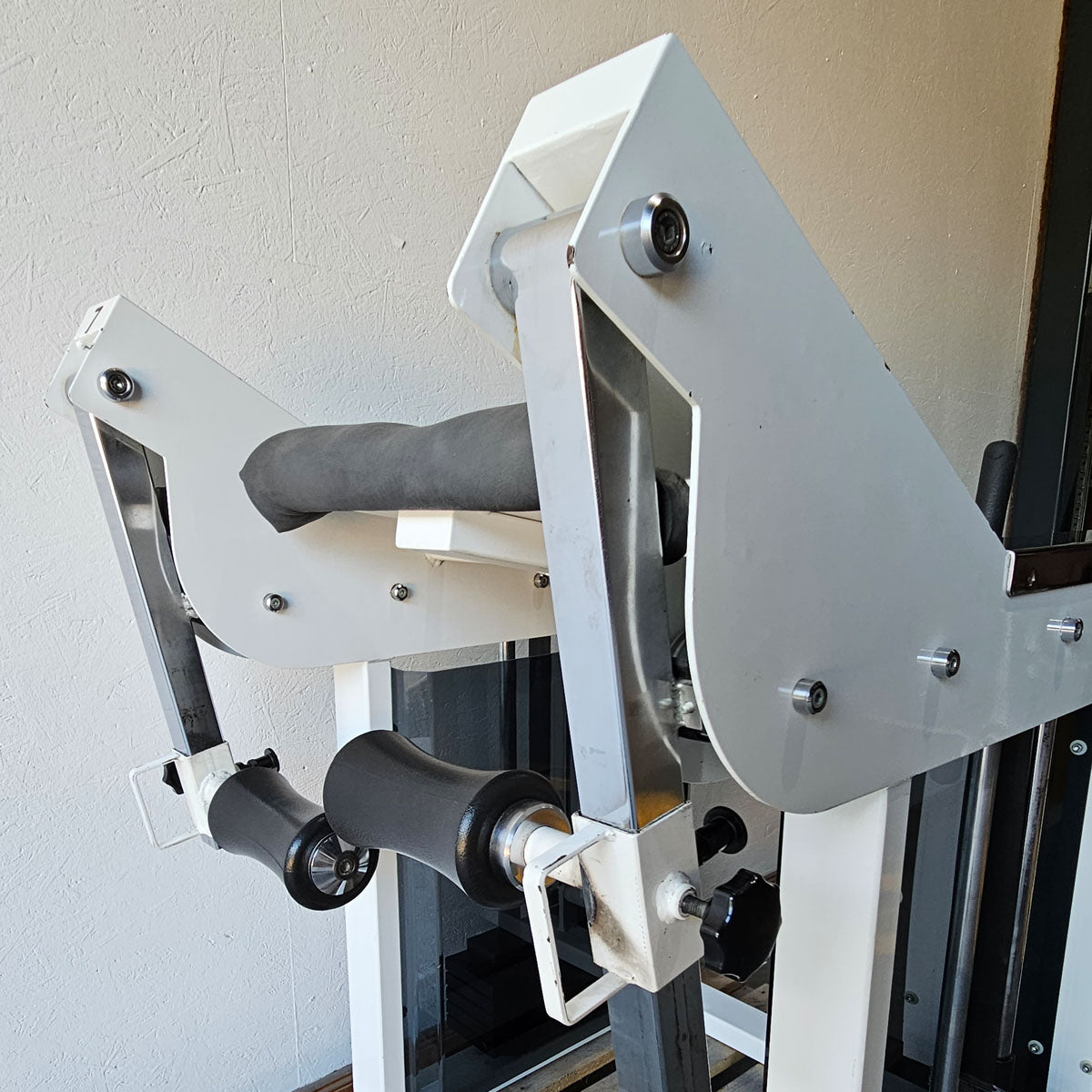 Bruns buttock machine, standing glute machine, glute isolator raise, old school bodybuilding strength machine, white frame, used with signs of wear