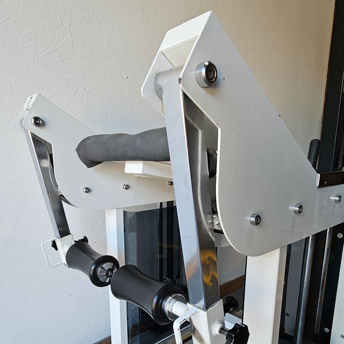 Bruns buttock machine, standing glute machine, glute isolator raise, old school bodybuilding strength machine, white frame, used with signs of wear