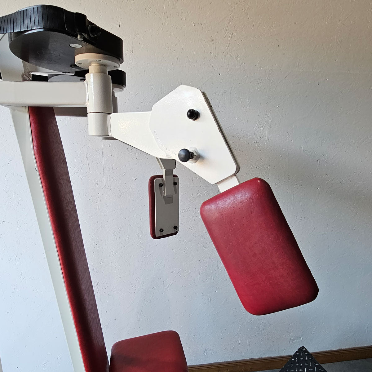 Gym80 Butterfly with padded pads, Pec Fly, angle adjustable, old school bodybuilding strength equipment - Edition or Classic Line, frame color white, used with signs of wear