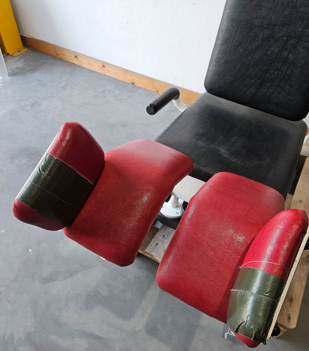 Gym80 Abduktorenmaschine, Hip Abductor, sitzend,  Oldschool Bodybuilding Kraftgerät - Edition oder Classic Line, Rahmenfarbe Weiß, gebraucht mit Gebrauchsspuren