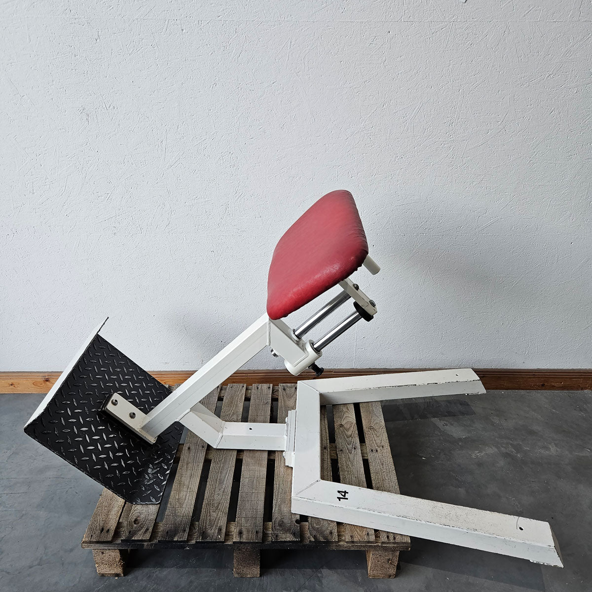 Gym80 Rückenstreckerbank, 45 Grad, Hyperextension, Rahmen Weiß, Polster Rot, gebraucht