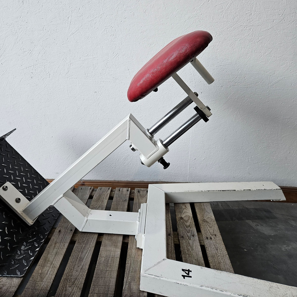 Gym80 Rückenstreckerbank, 45 Grad, Hyperextension, Rahmen Weiß, Polster Rot, gebraucht