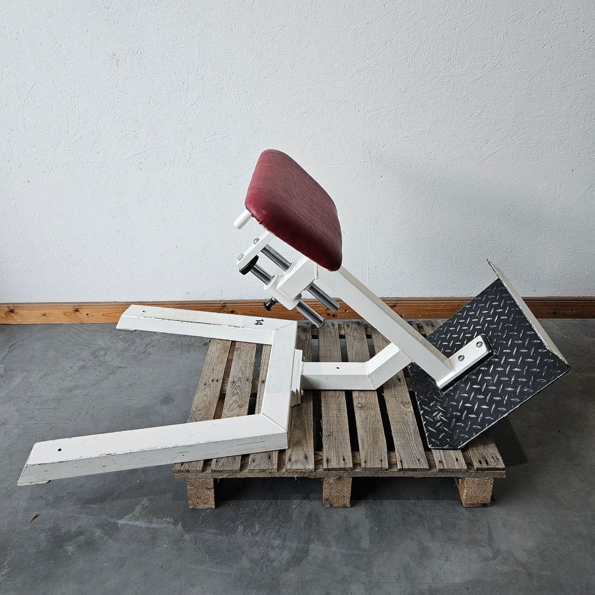 Gym80 Rückenstreckerbank, 45 Grad, Hyperextension, Rahmen Weiß, Polster Rot, gebraucht