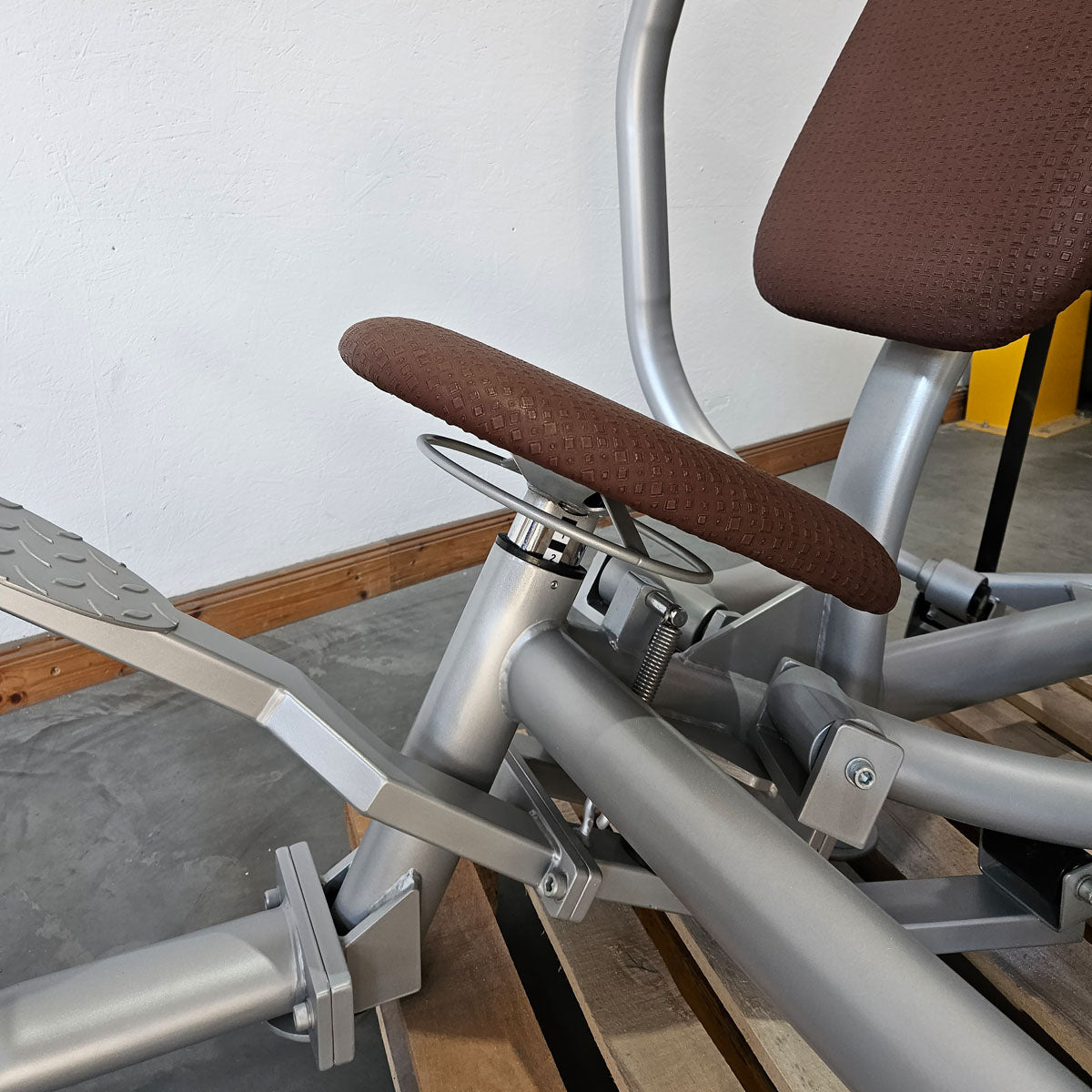 Proxowell or Proxomed bench press machine, chest press, 100kg weight block, Compass or C-Well series, frame color silver, used - refurbished condition