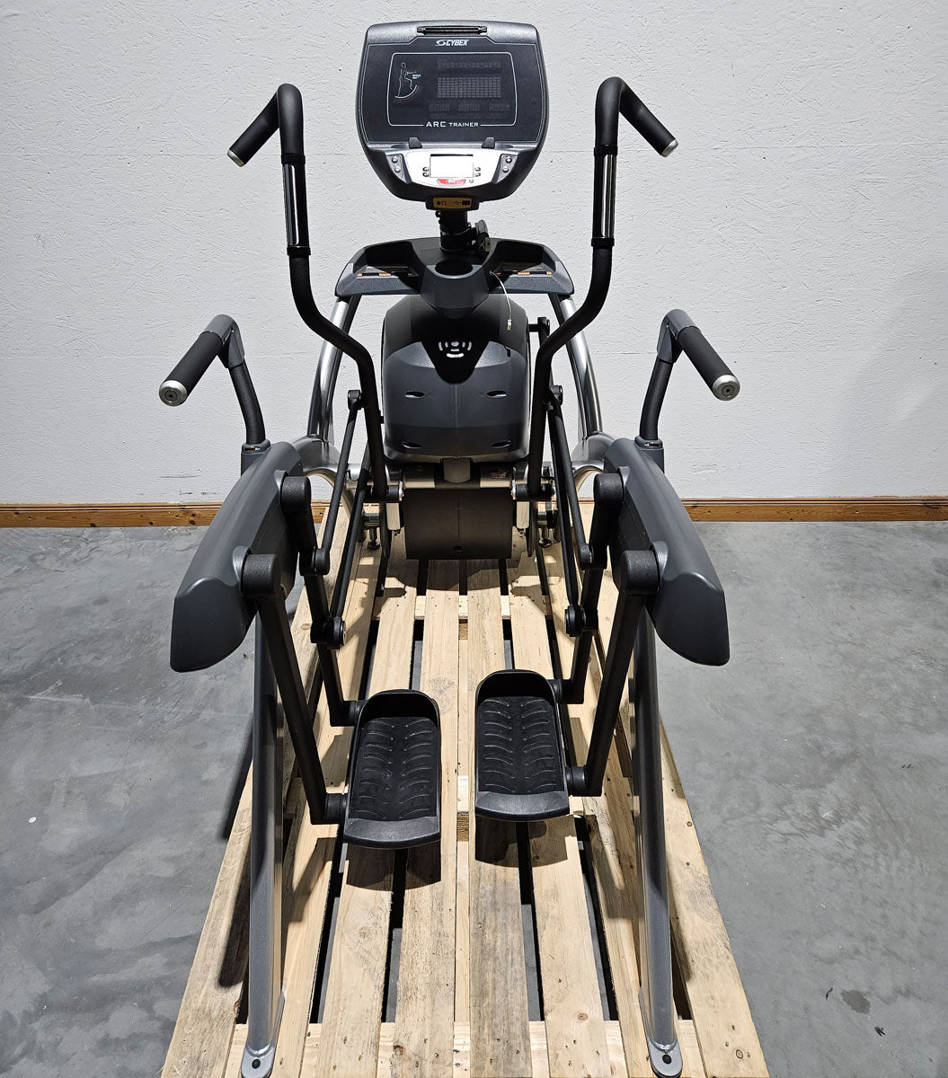 Cybex Arc Trainer 771AT Total Body, Crosstrainer, Ellipsentrainer mit höhenverstellbarer Rampe, Stepper, LED und Touch Display, Rahmenfarbe Silber, gebraucht - überholter Zustand