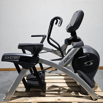 Cybex Arc Trainer 771AT Total Body, Crosstrainer, Ellipsentrainer mit höhenverstellbarer Rampe, Stepper, LED und Touch Display, Rahmenfarbe Silber, gebraucht - überholter Zustand