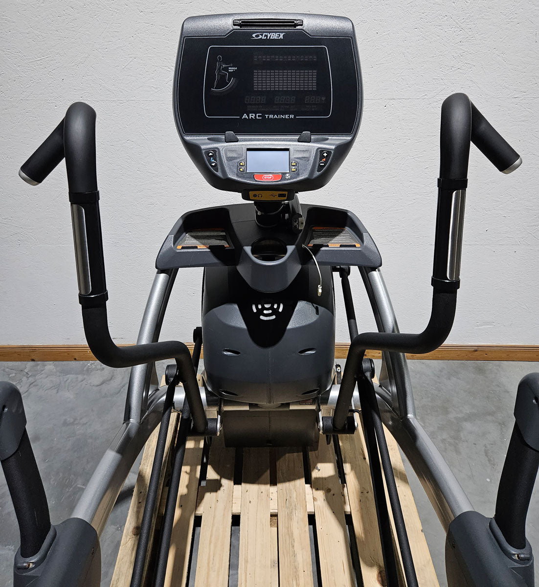 Cybex Arc Trainer 771AT Total Body, Crosstrainer, Ellipsentrainer mit höhenverstellbarer Rampe, Stepper, LED und Touch Display, Rahmenfarbe Silber, gebraucht - überholter Zustand
