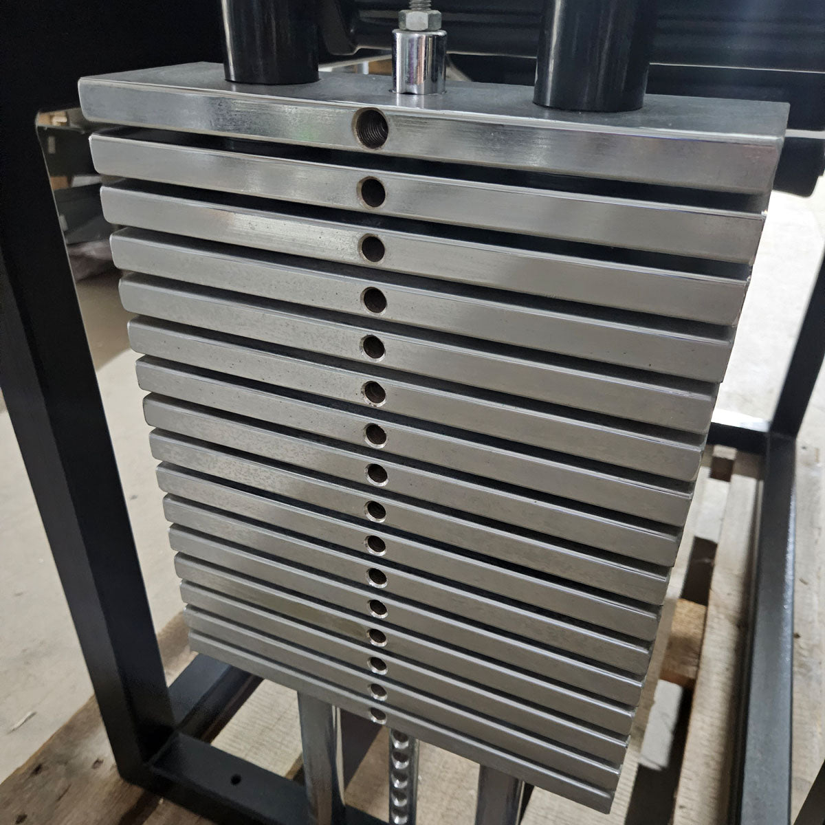 L+K Bauchmaschine, Abdominal Crunch, Oldschool Bodybuilding Kraftgerät, Rahmen Schwarz, gebraucht mit Gebrauchsspuren