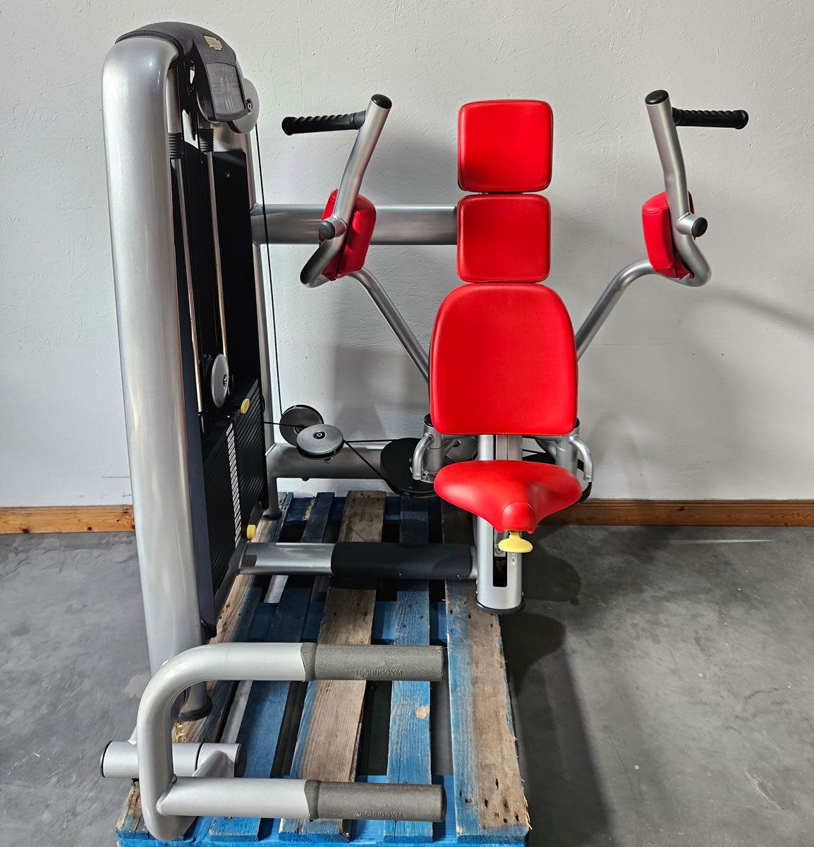 TechnoGym 18 Kraftgeräte im Set, Selection Line, Strength Machines with Stack Weight, Polster Rot, gebraucht - überholter Zustand