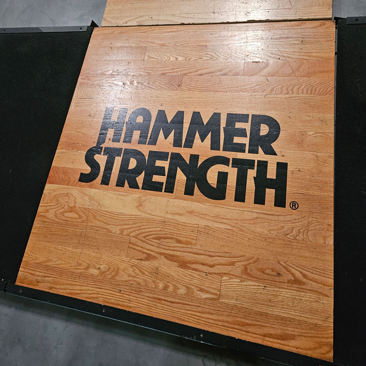 Hammer Strength HD Elite Half Rack mit Holzboden und Pull Up Bar, Rahmenfarbe Schwarz, gebraucht - überholter Zustand