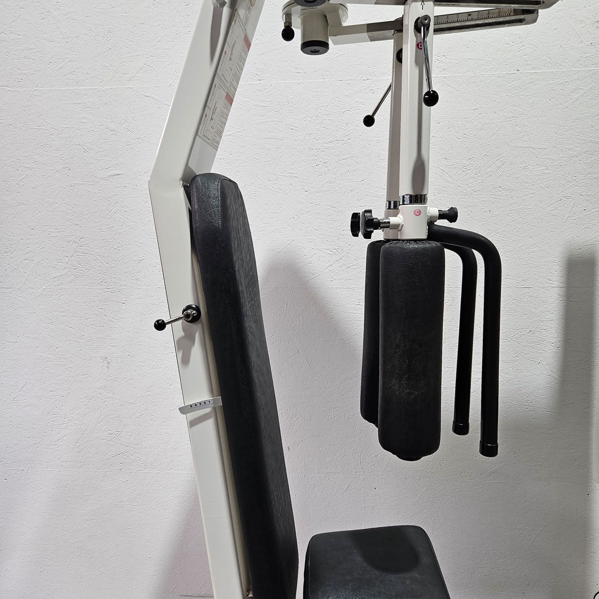 Kaphingst Haltungs und Bruststabilisator, Butterfly und Butterfly Reverse - 2 in 1 Kombimaschine, MPG, Fly and Rear Delt, Farbe Weiß, gebraucht - überholter Zustand