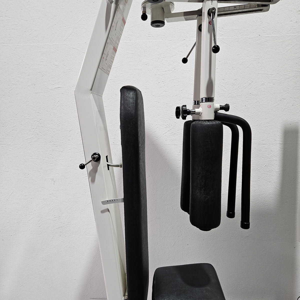 Kaphingst Haltungs und Bruststabilisator, Butterfly und Butterfly Reverse - 2 in 1 Kombimaschine, MPG, Fly and Rear Delt, Farbe Weiß, gebraucht - überholter Zustand