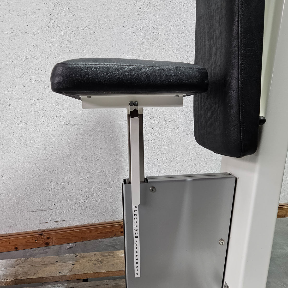 Kaphingst Haltungs und Bruststabilisator, Butterfly und Butterfly Reverse - 2 in 1 Kombimaschine, MPG, Fly and Rear Delt, Farbe Weiß, gebraucht - überholter Zustand
