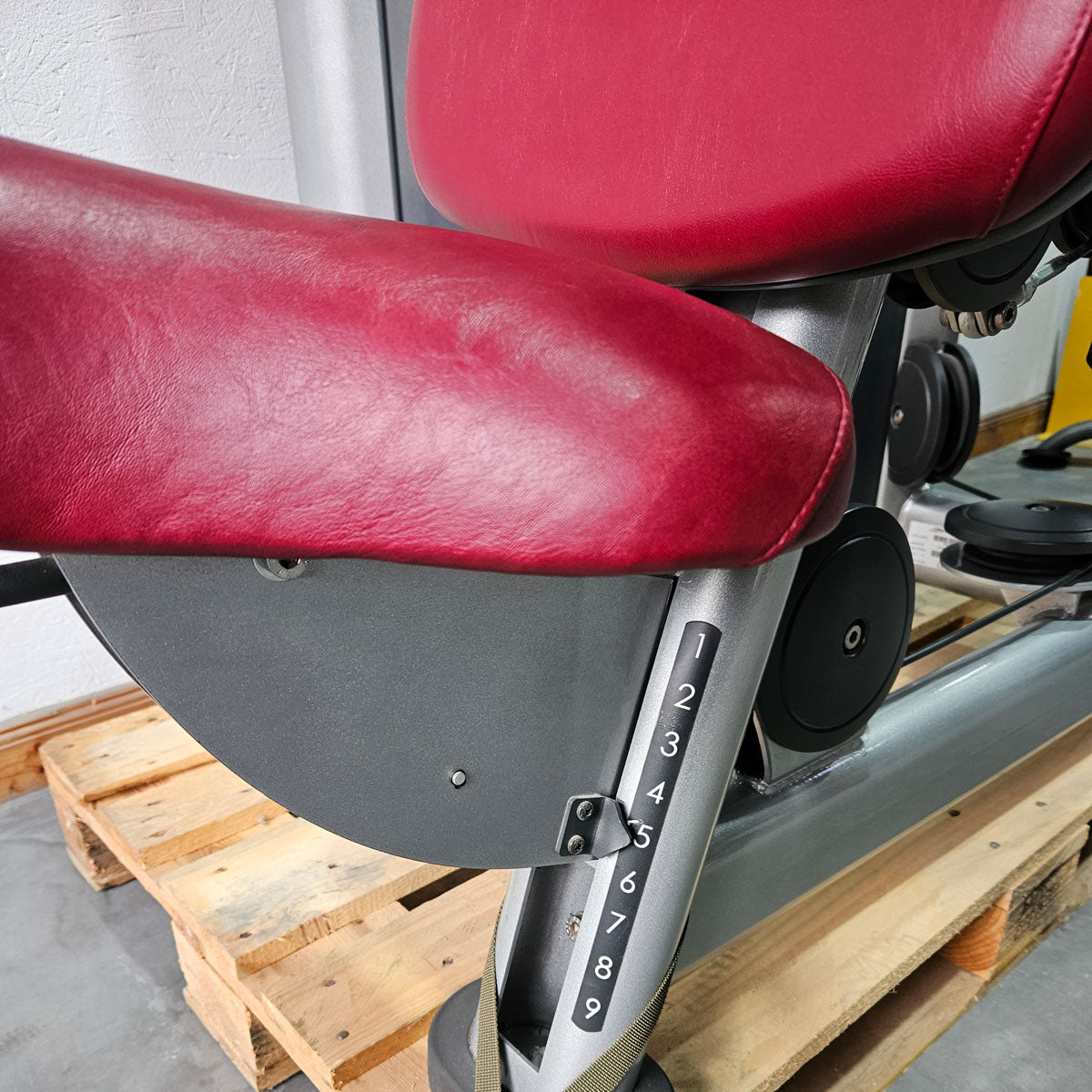 Life Fitness Bench Press, Chest Press, Chest Press, Bench Press Machine, 145 kg Weight Block, Signature Series, Frame Color Silver, Used - Refurbished Condition