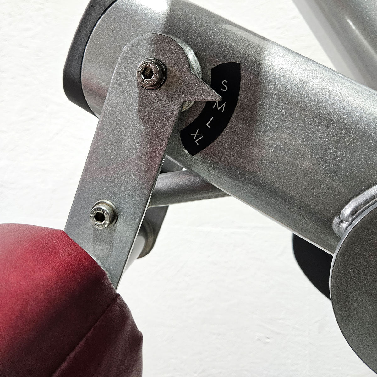 Life Fitness Beinbeuger sitzend, Leg Curl, Signature Serie, 135kg Gewichtsblock, Rahmenfarbe Silber, gebraucht - überholter Zustand