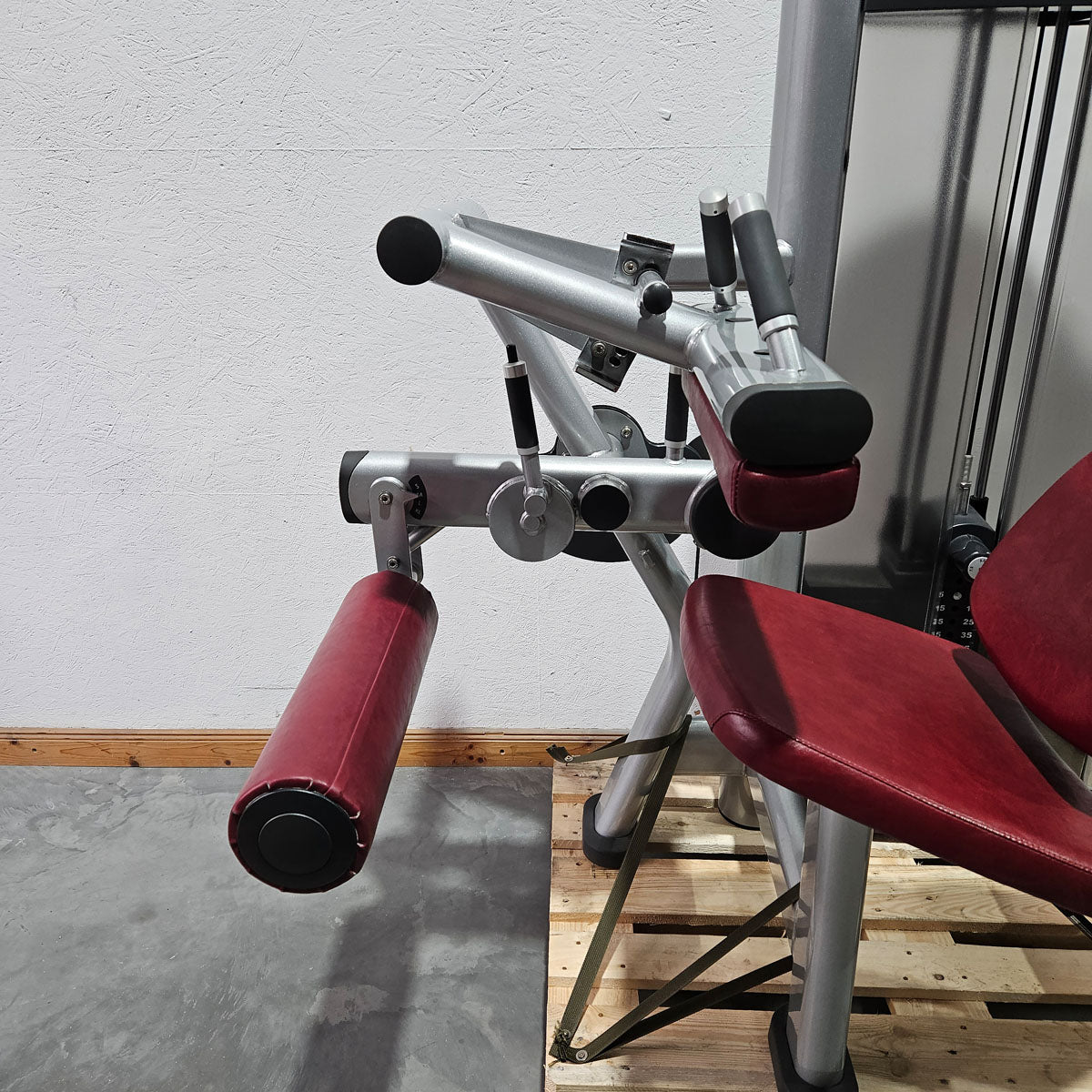 Life Fitness Beinbeuger sitzend, Leg Curl, Signature Serie, 135kg Gewichtsblock, Rahmenfarbe Silber, gebraucht - überholter Zustand