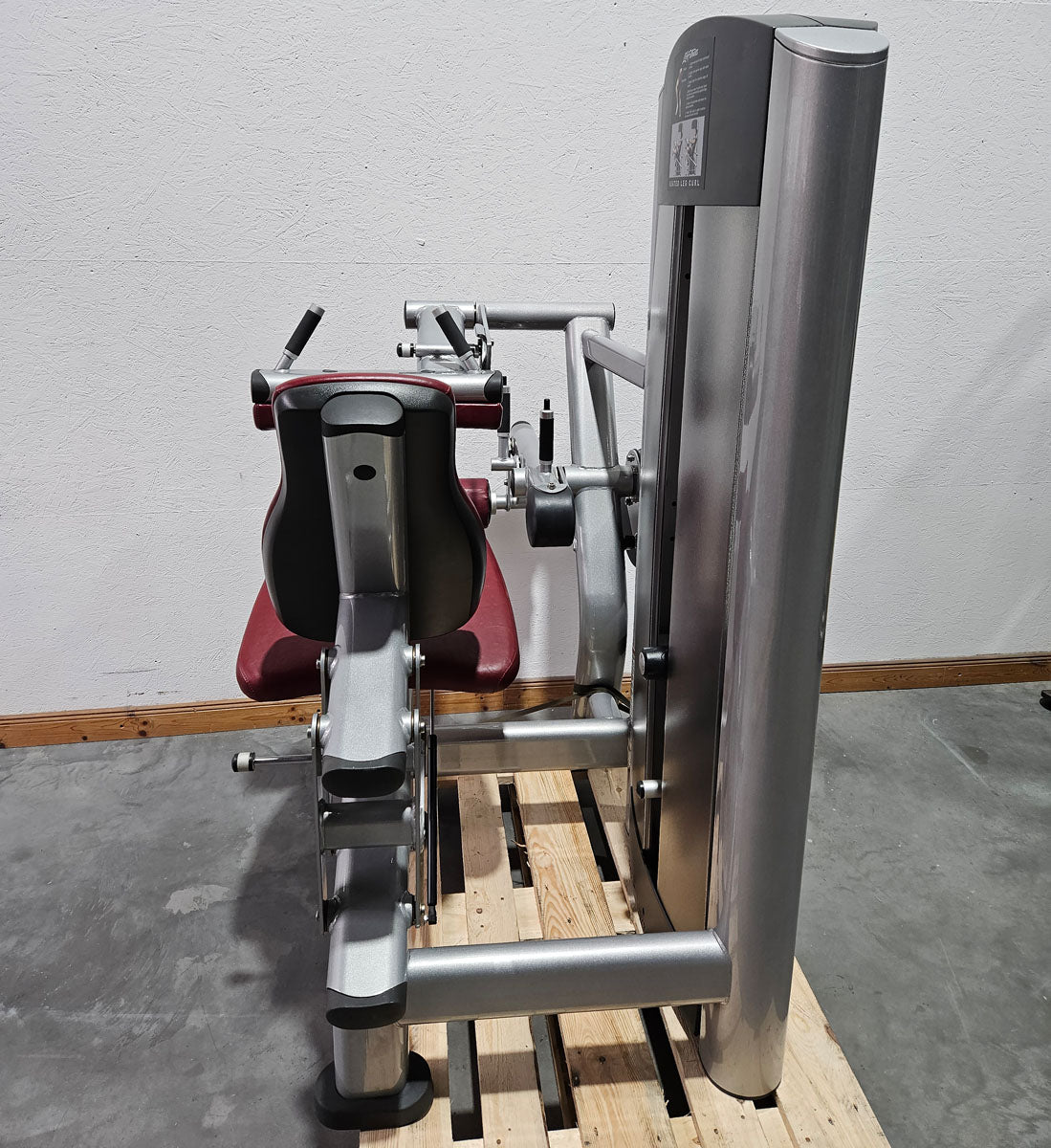 Life Fitness Beinbeuger sitzend, Leg Curl, Signature Serie, 135kg Gewichtsblock, Rahmenfarbe Silber, gebraucht - überholter Zustand