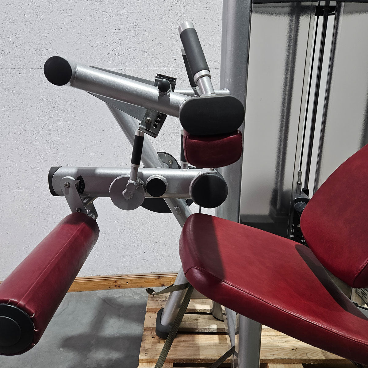 Life Fitness Beinbeuger sitzend, Leg Curl, Signature Serie, 135kg Gewichtsblock, Rahmenfarbe Silber, gebraucht - überholter Zustand