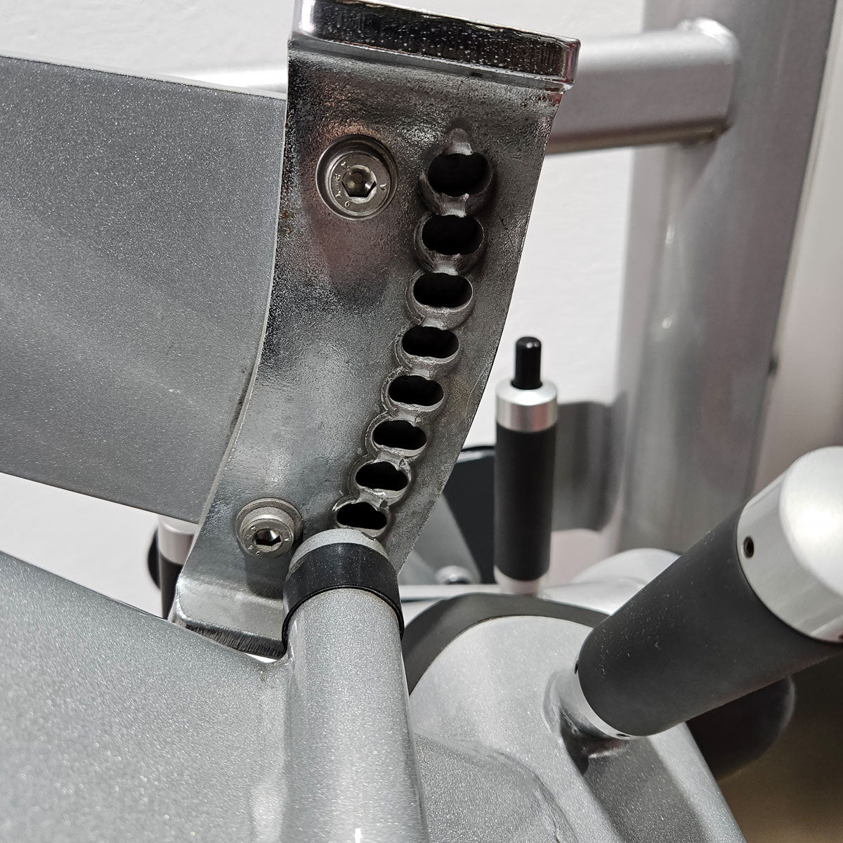 Life Fitness Beinbeuger sitzend, Leg Curl, Signature Serie, 135kg Gewichtsblock, Rahmenfarbe Silber, gebraucht - überholter Zustand
