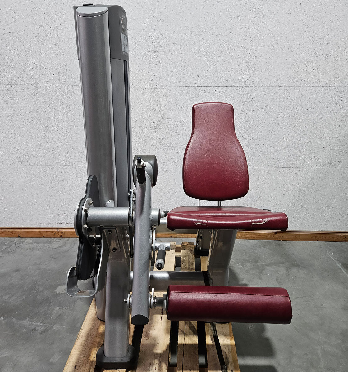 Life Fitness Beinstrecker sitzend, Leg Extension, Signature Serie, 145kg Gewichtsblock, Rahmenfarbe Silber, gebraucht - überholter Zustand