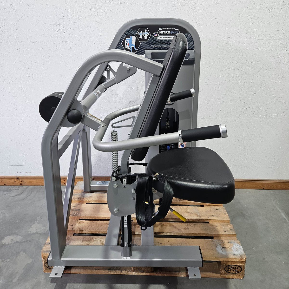 Nautilus Nitro EVO Seated Dip Machine, Dips Trizepsmaschine, Armstrecker Stützstemme, Rahmenfarbe Silber, gebraucht - überholter Zustand
