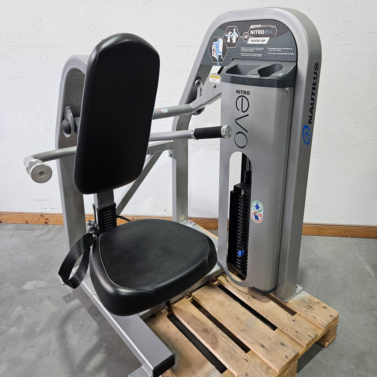 Nautilus Nitro EVO Seated Dip Machine, Dips Trizepsmaschine, Armstrecker Stützstemme, Rahmenfarbe Silber, gebraucht - überholter Zustand
