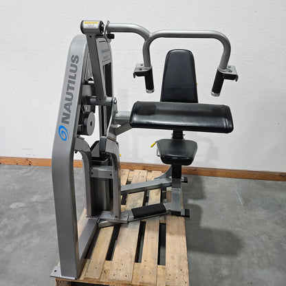 Nautilus Nitro V-Triceps Extension, Trizepsmaschine horizontal, Triceps Extension, Rahmenfarbe Silber, gebraucht - überholter Zustand