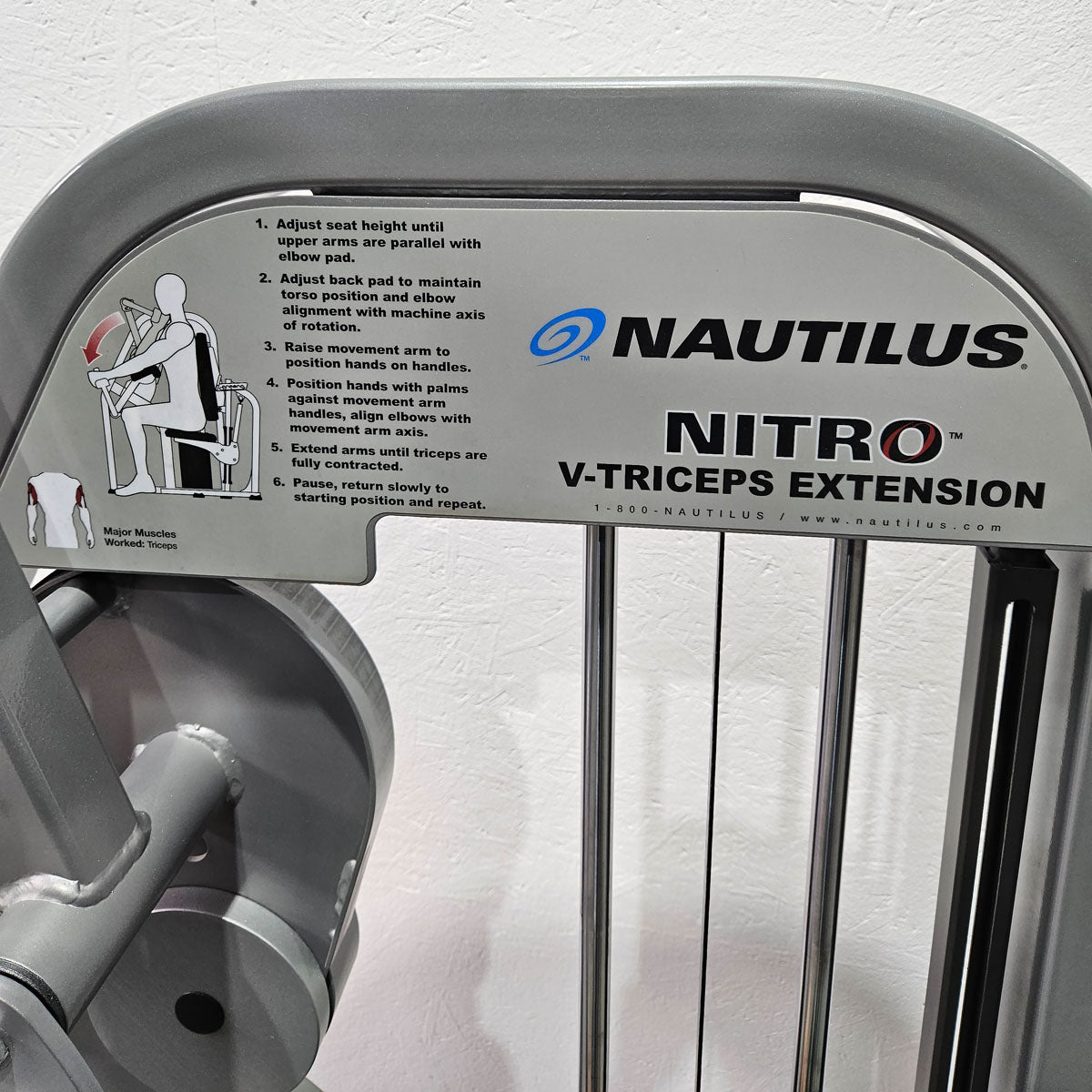 Nautilus Nitro V-Triceps Extension, Trizepsmaschine horizontal, Triceps Extension, Rahmenfarbe Silber, gebraucht - überholter Zustand