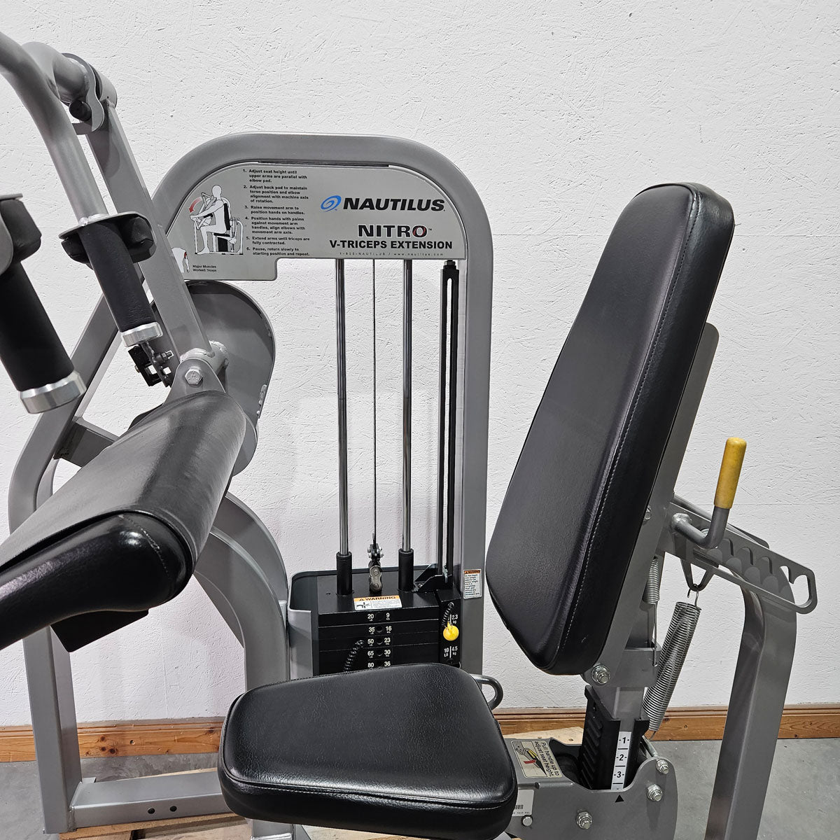 Nautilus Nitro V-Triceps Extension, Trizepsmaschine horizontal, Triceps Extension, Rahmenfarbe Silber, gebraucht - überholter Zustand