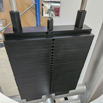 Gym80 Sygnum 4116 Rückenzugstation, Latzug von Oben, Lat Pulldown, 135kg Gewichtsblock, Farbe Silber, gebraucht - überholter Zustand