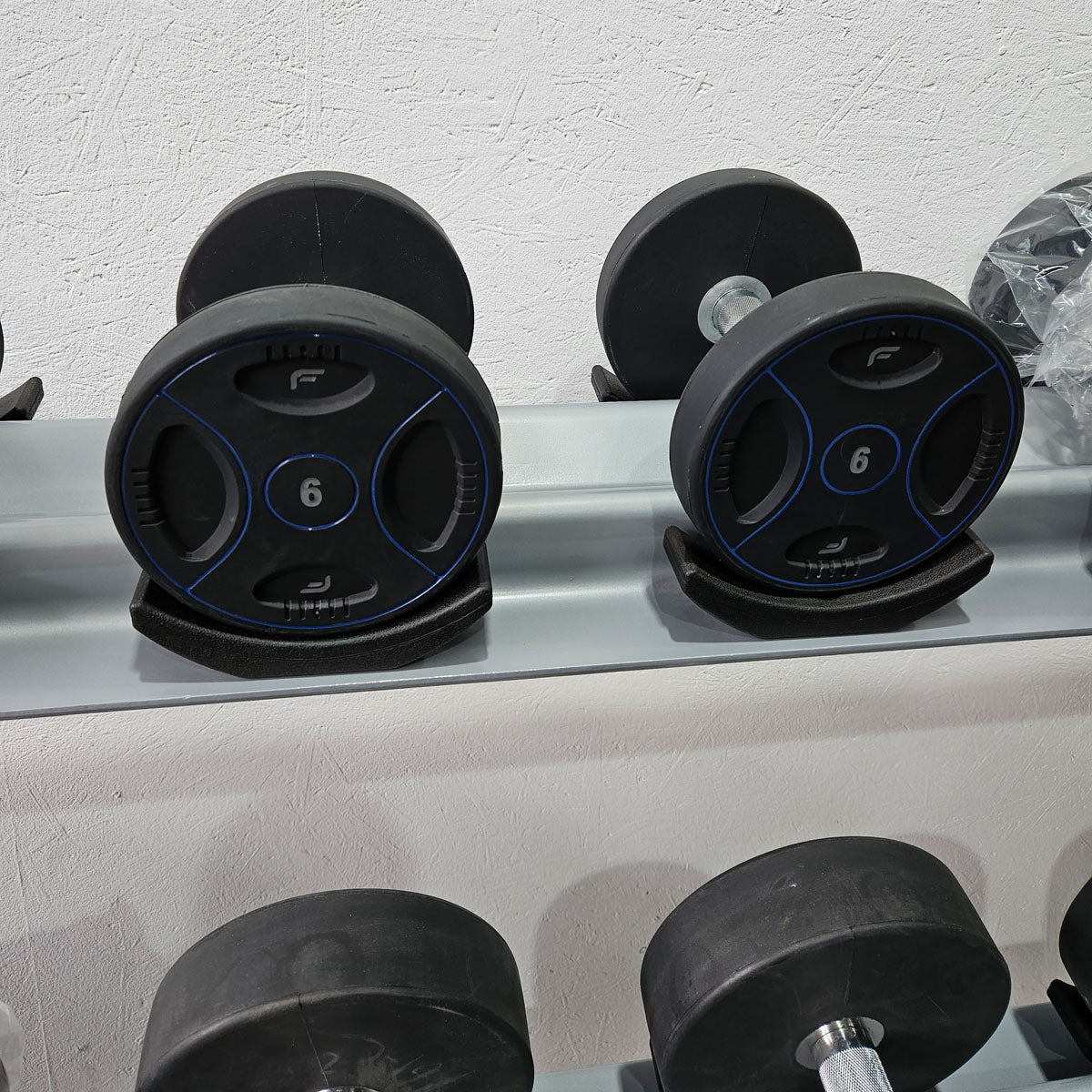Matrix bzw Franziski Sport PU Polyurethan Kurzhantelsatz von 2 bis 20kg in 2kg Stufen ( 10 Paare ) Farbe Schwarz-Blau, inkl. Matrix Kurzhantelablage (sehr stabil), gebraucht - sehr guter Zustand