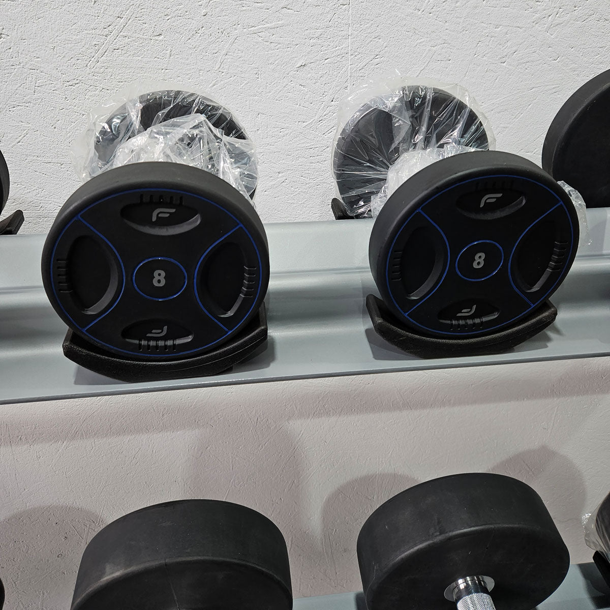 Matrix bzw Franziski Sport PU Polyurethan Kurzhantelsatz von 2 bis 20kg in 2kg Stufen ( 10 Paare ) Farbe Schwarz-Blau, inkl. Matrix Kurzhantelablage (sehr stabil), gebraucht - sehr guter Zustand