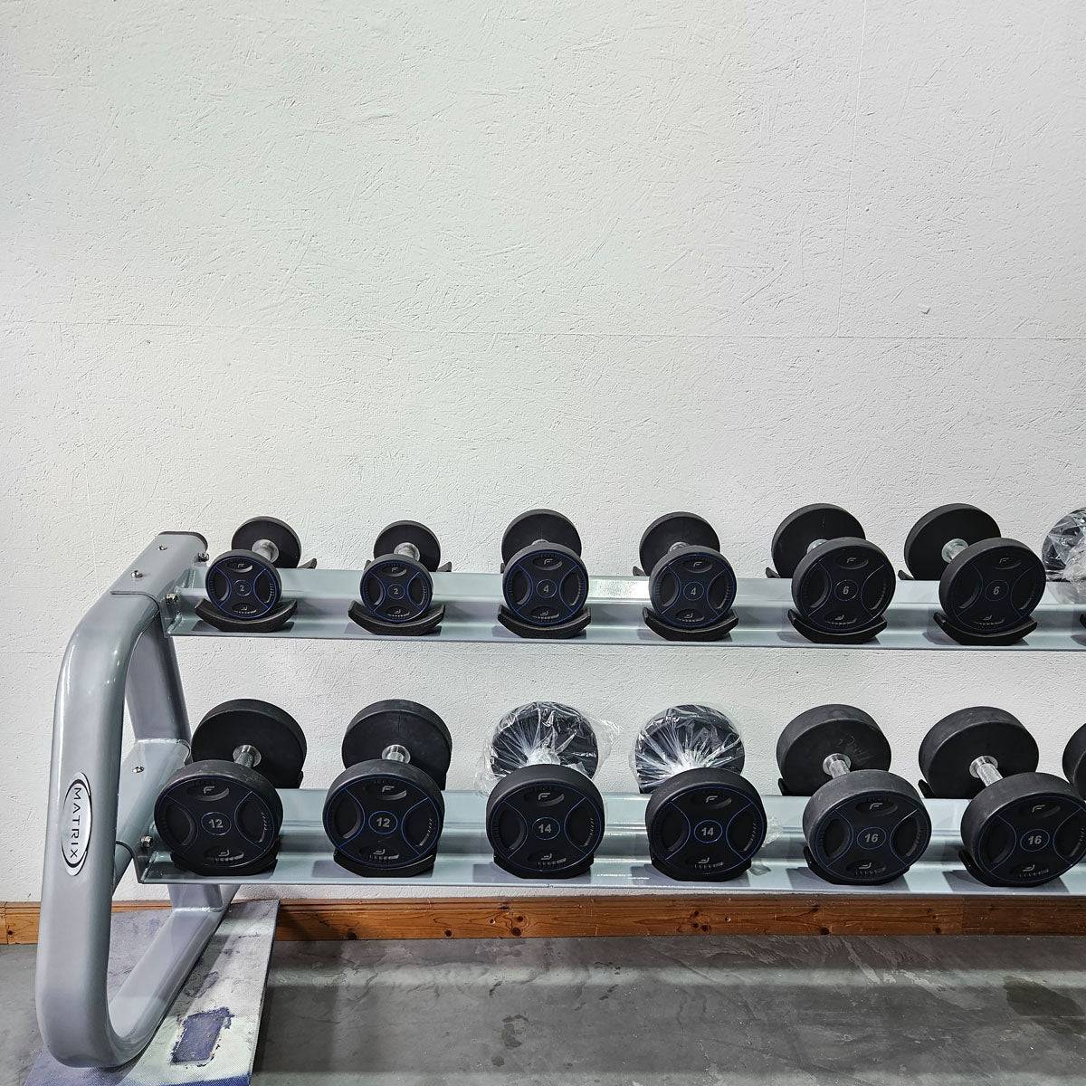 Matrix bzw Franziski Sport PU Polyurethan Kurzhantelsatz von 2 bis 20kg in 2kg Stufen ( 10 Paare ) Farbe Schwarz-Blau, inkl. Matrix Kurzhantelablage (sehr stabil), gebraucht - sehr guter Zustand