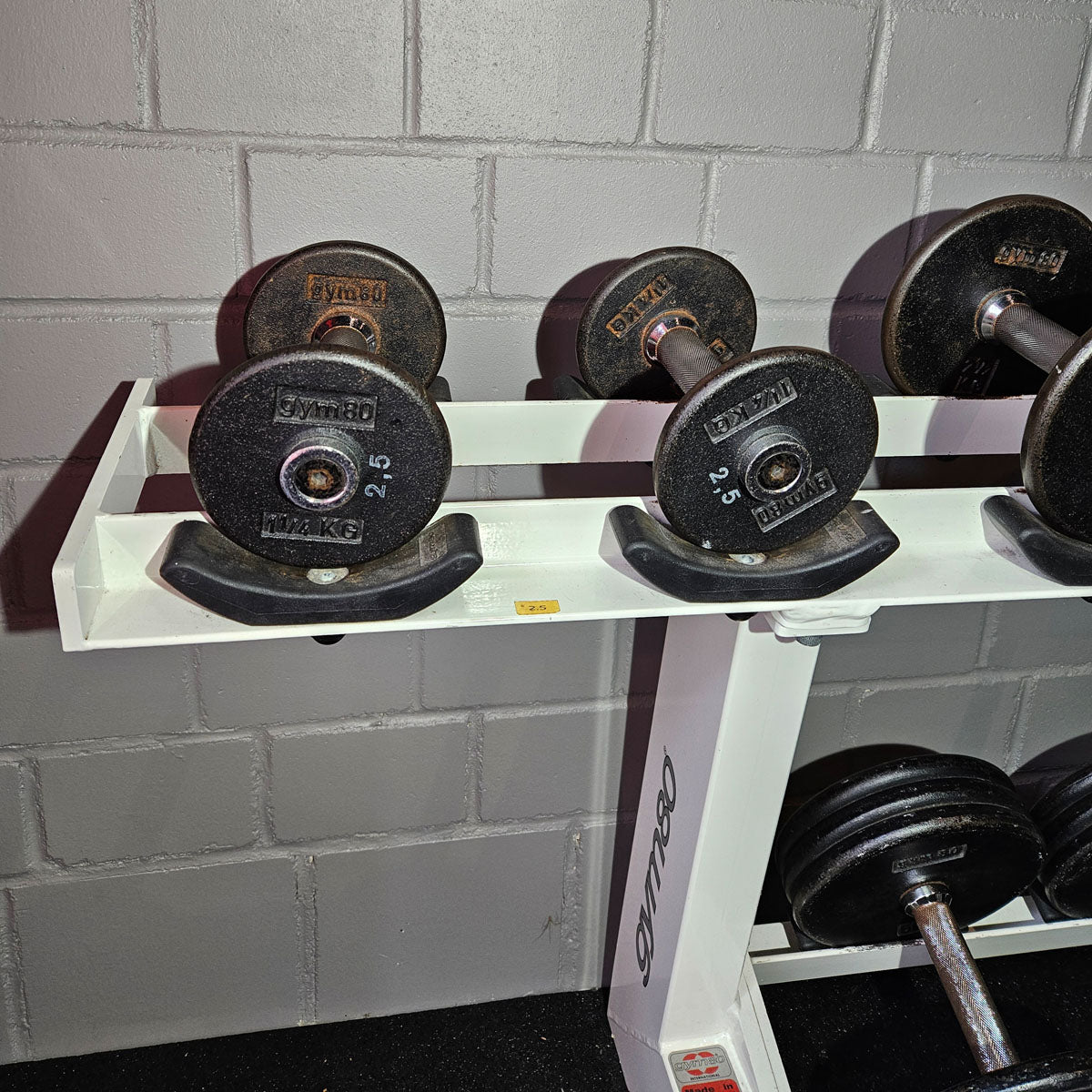 Gym80 Kurzhantelsatz aus Guss von 2,5 bis 40kg in 2,5kg Stufen ( 16 Paare ) Oldschool, Gym80 Kurzhantelablage gegen Aufpreis verfügbar, gebraucht - mit Gebrauchsspuren