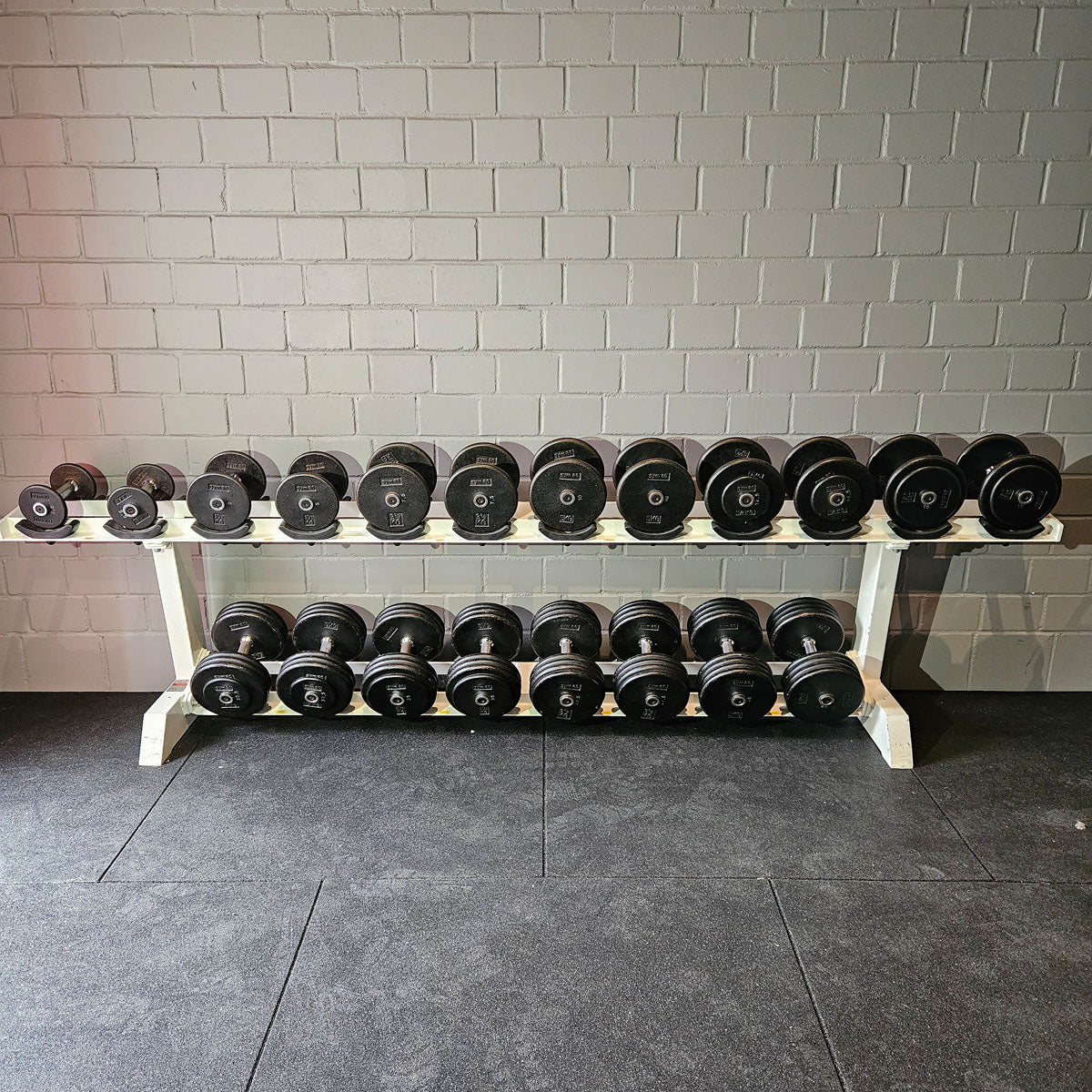 Gym80 Kurzhantelsatz aus Guss von 2,5 bis 40kg in 2,5kg Stufen ( 16 Paare ) Oldschool, Gym80 Kurzhantelablage gegen Aufpreis verfügbar, gebraucht - mit Gebrauchsspuren