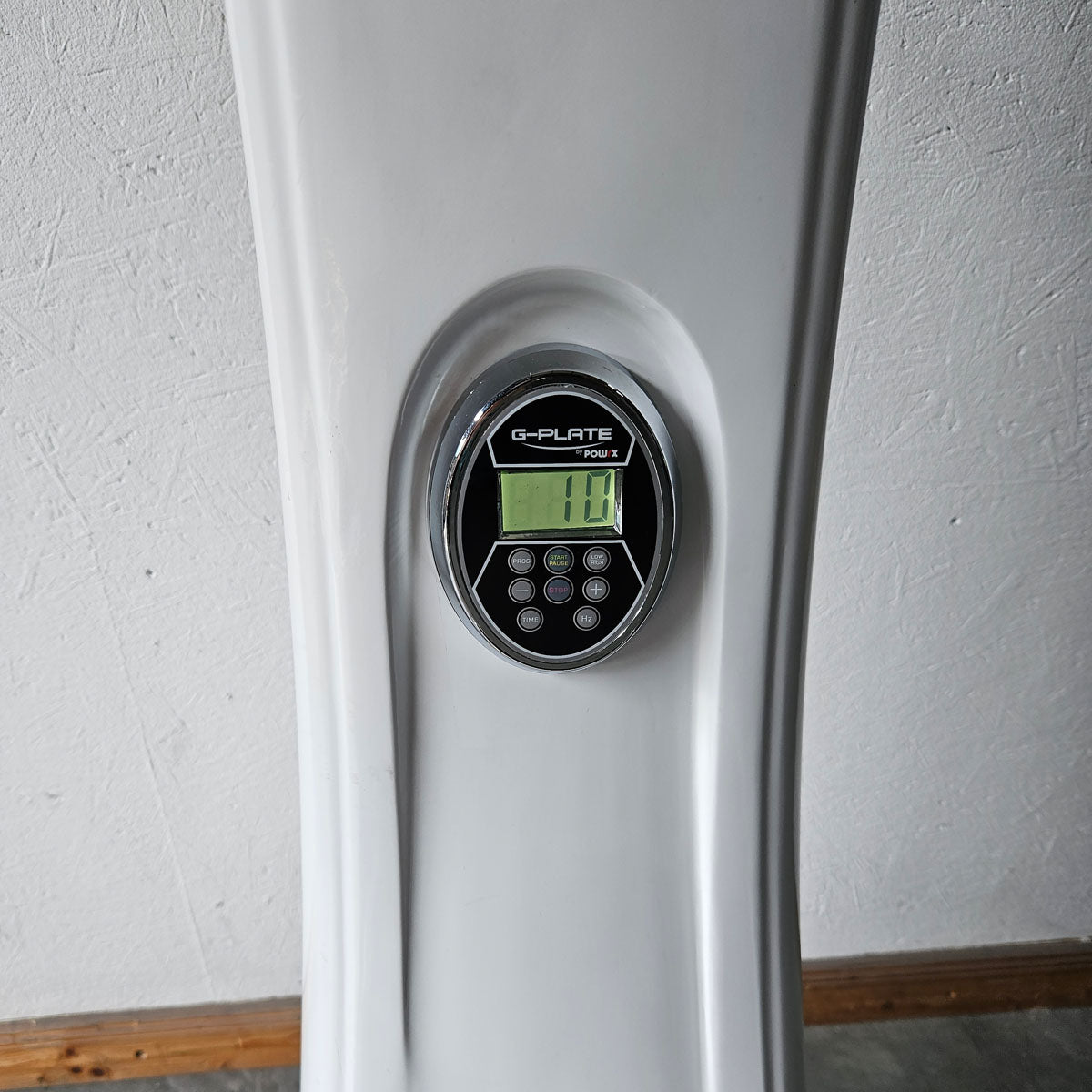G-Plate by POWRX, vibration plate with air suspension, touchscreen display, color white, used - tested condition