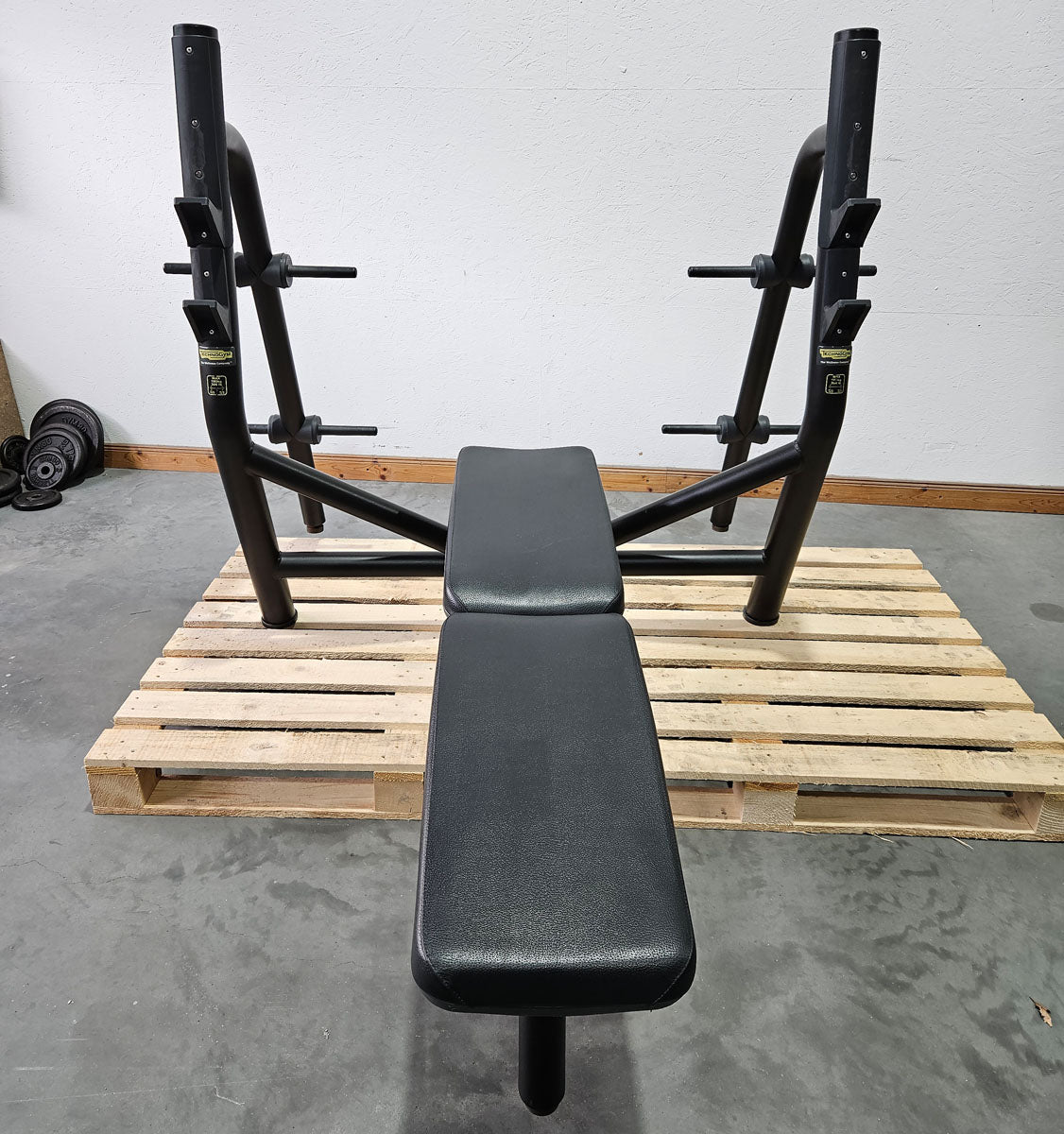 Technogym Horizontal Bench, Olympic Flat Bench, Flat Bench with Shelf, Olympic Flat Press Bench, With 30mm Disc Holder, Frame Color Black, Used - Refurbished Condition