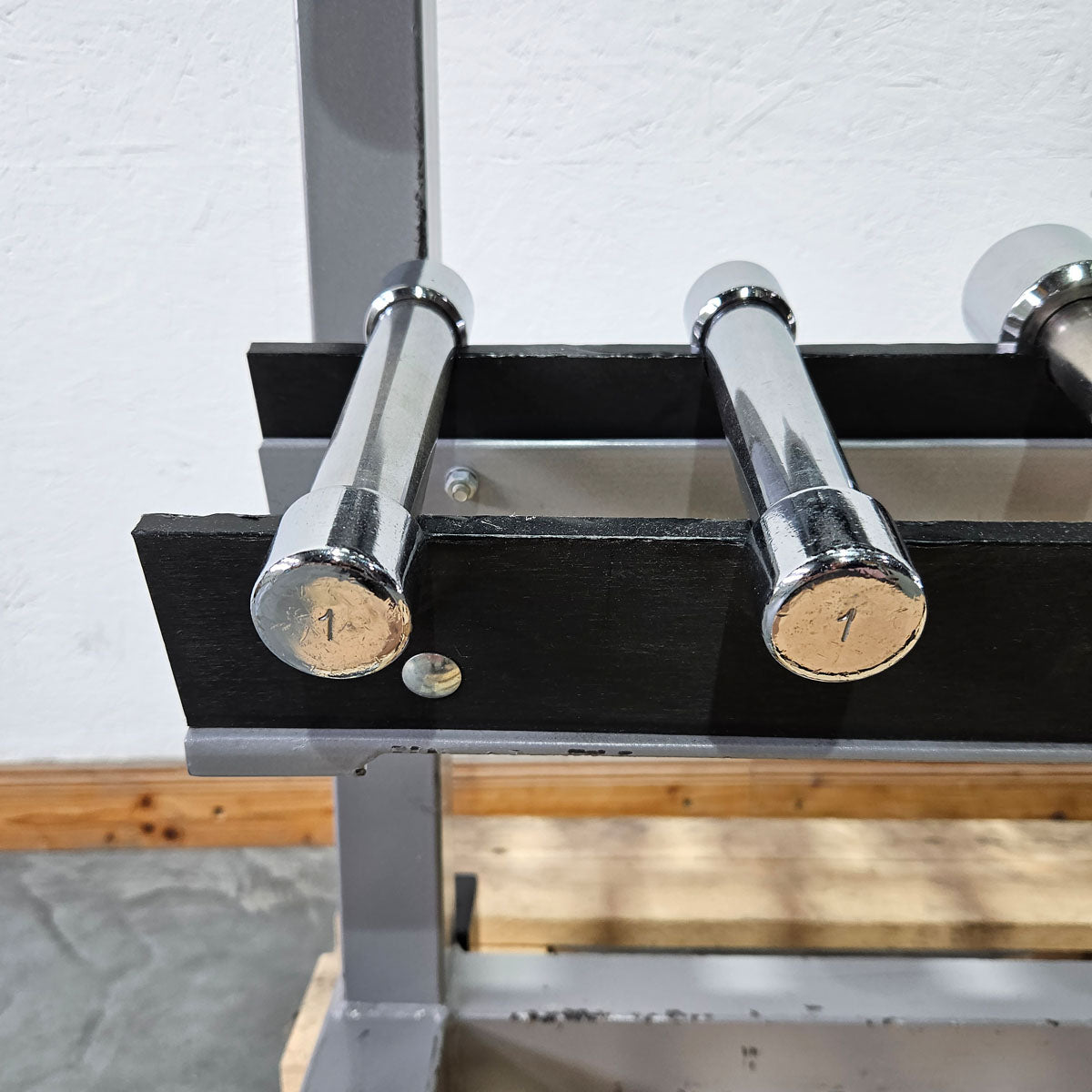 Technogym Chrom Hantelsatz Paare 1-10kg, 10 Paare inkl. Ständer, Rahmenfarbe Silber, gebraucht mit Gebrauchsspuren