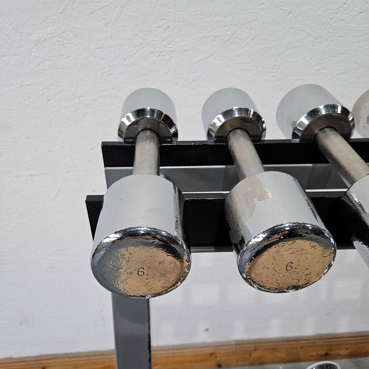Technogym Chrom Hantelsatz Paare 1-10kg, 10 Paare inkl. Ständer, Rahmenfarbe Silber, gebraucht mit Gebrauchsspuren