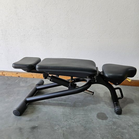 Technogym verstellbare Hantelbank ohne Ablagen, Multibank, Universalbank, Adjustable Bench, Rahmenfarbe Schwarz, gebraucht - überholter Zustand