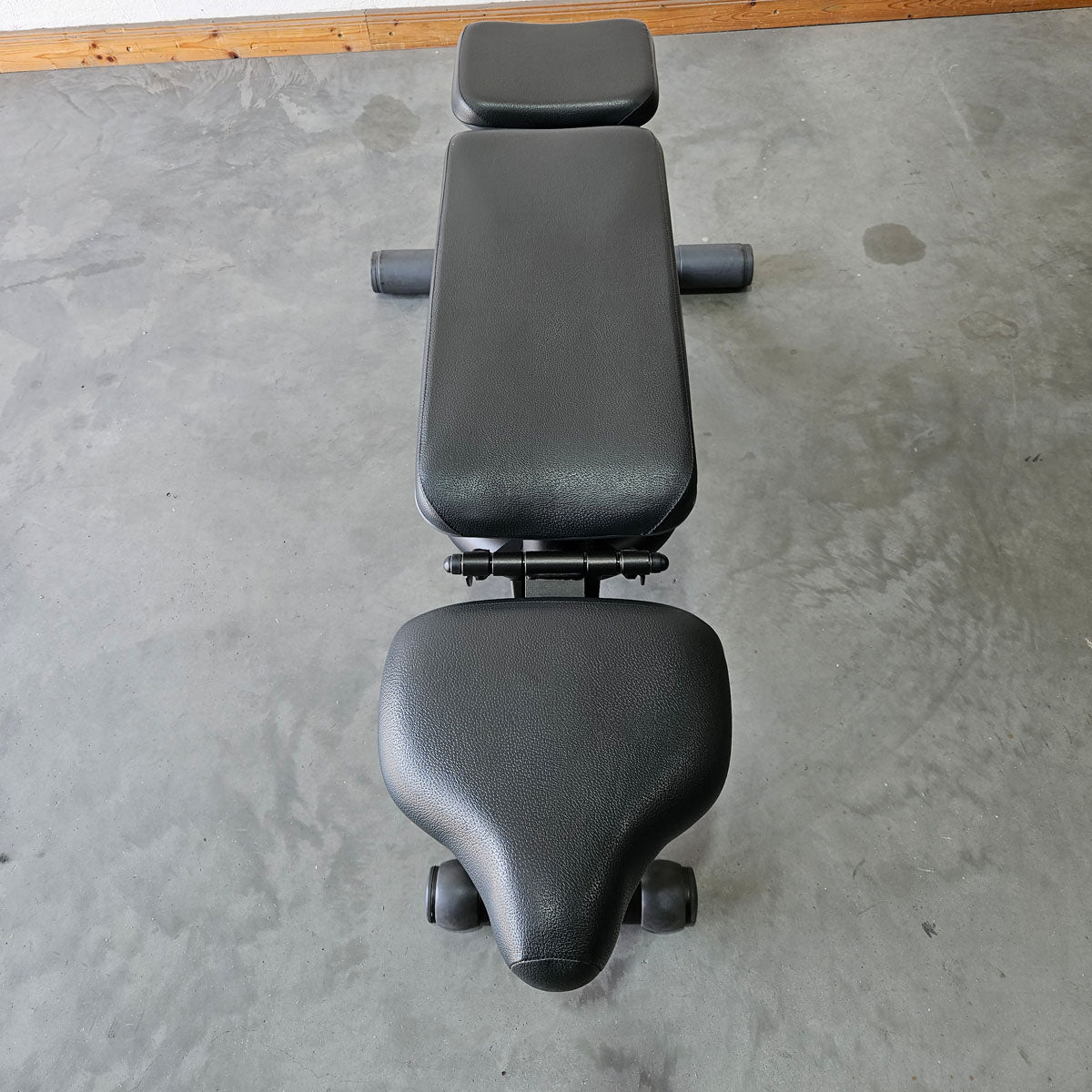 Technogym verstellbare Hantelbank ohne Ablagen, Multibank, Universalbank, Adjustable Bench, Rahmenfarbe Schwarz, gebraucht - überholter Zustand