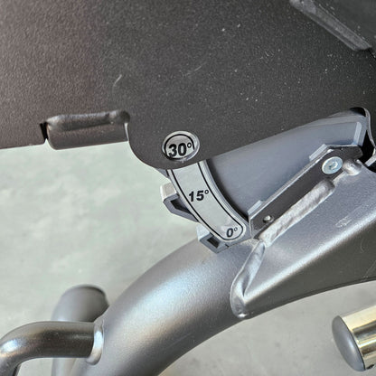 Technogym verstellbare Hantelbank ohne Ablagen, Multibank, Universalbank, Adjustable Bench, Rahmenfarbe Schwarz, gebraucht - überholter Zustand
