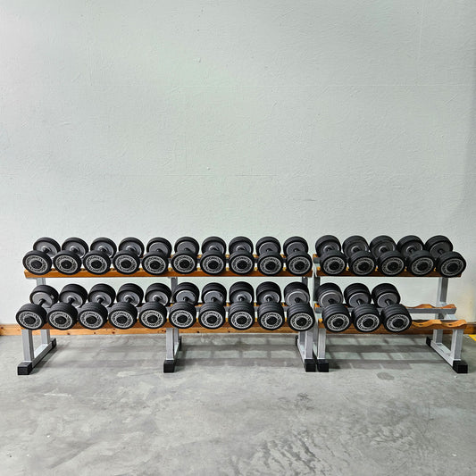 Technogym Kurzhantelsatz aus Guss mit Gummi Außenringen von 12 bis 40kg in 2kg Stufen ( 17 Paare ) + einige Paare doppelt Oldschool, Inkl. Kurzhantelablagen, gebraucht - mit Gebrauchsspuren