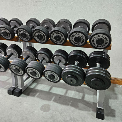 Technogym Kurzhantelsatz aus Guss mit Gummi Außenringen von 12 bis 40kg in 2kg Stufen ( 17 Paare ) + einige Paare doppelt Oldschool, Inkl. Kurzhantelablagen, gebraucht - mit Gebrauchsspuren