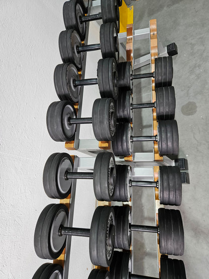 Technogym Kurzhantelsatz aus Guss mit Gummi Außenringen von 12 bis 40kg in 2kg Stufen ( 17 Paare ) + einige Paare doppelt Oldschool, Inkl. Kurzhantelablagen, gebraucht - mit Gebrauchsspuren