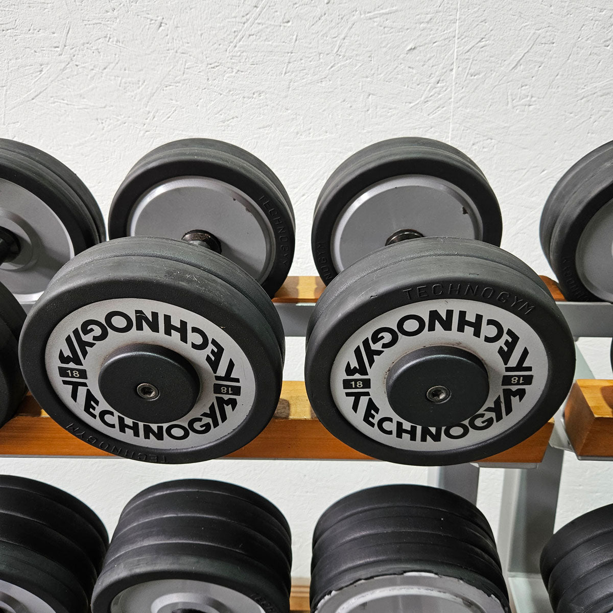 Technogym Kurzhantelsatz aus Guss mit Gummi Außenringen von 12 bis 40kg in 2kg Stufen ( 17 Paare ) + einige Paare doppelt Oldschool, Inkl. Kurzhantelablagen, gebraucht - mit Gebrauchsspuren