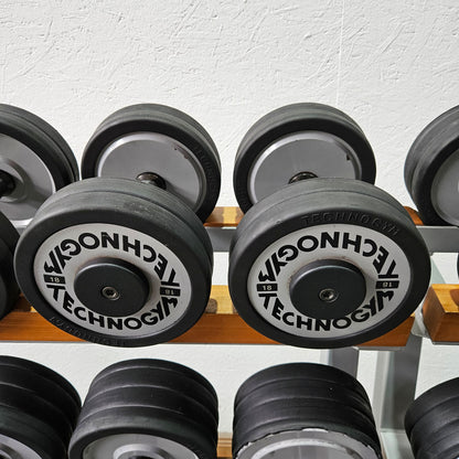 Technogym Kurzhantelsatz aus Guss mit Gummi Außenringen von 12 bis 40kg in 2kg Stufen ( 17 Paare ) + einige Paare doppelt Oldschool, Inkl. Kurzhantelablagen, gebraucht - mit Gebrauchsspuren